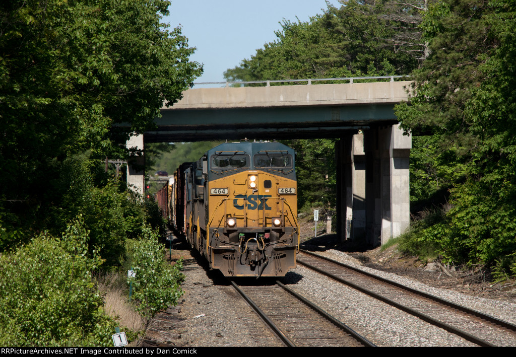 CSXT 464 Leads M427 at Wells